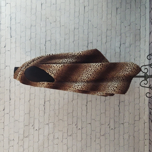 Animal Print Faux Fur Vest - Picture 5 of 10